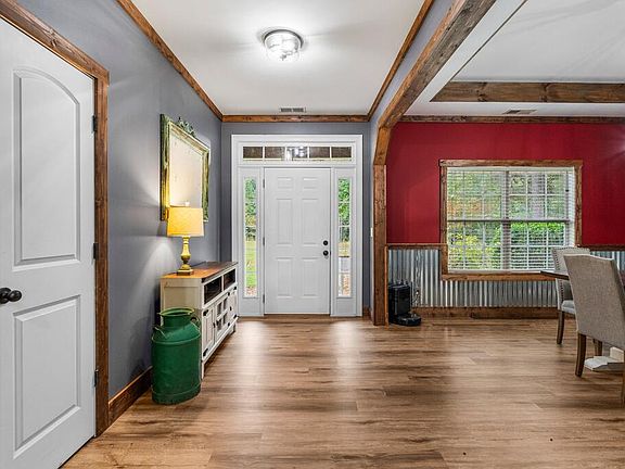 3rd image of 832 Voorhees Rd