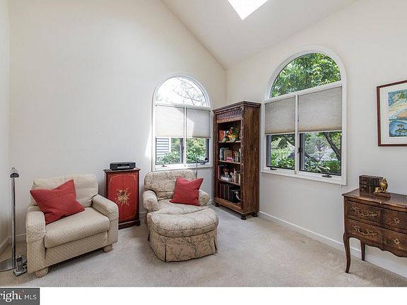 4th image of 9 Horseshoe Ln