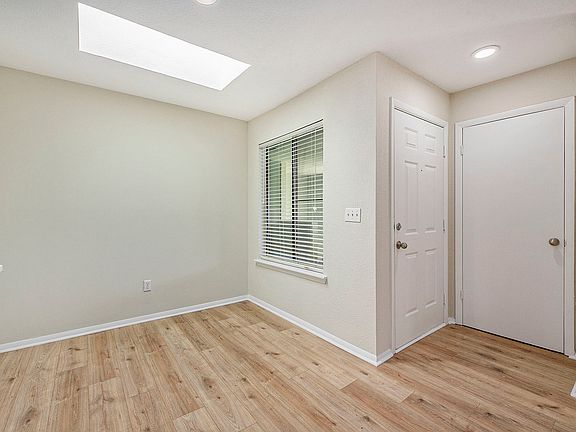 Entrance/dining area