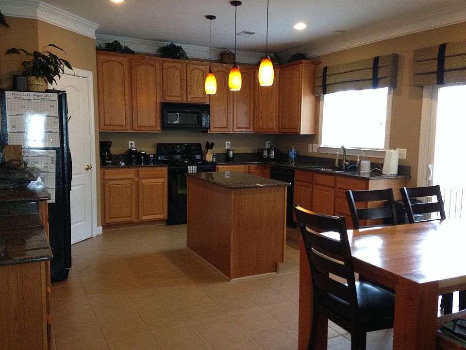 Large eat-in kitchen with granite, island