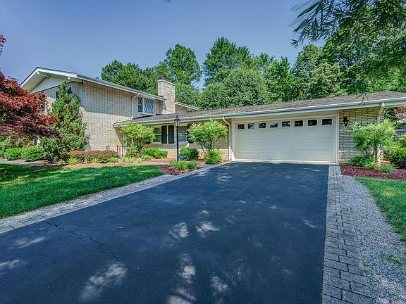 4th image of 2086 Loch Haven Dr