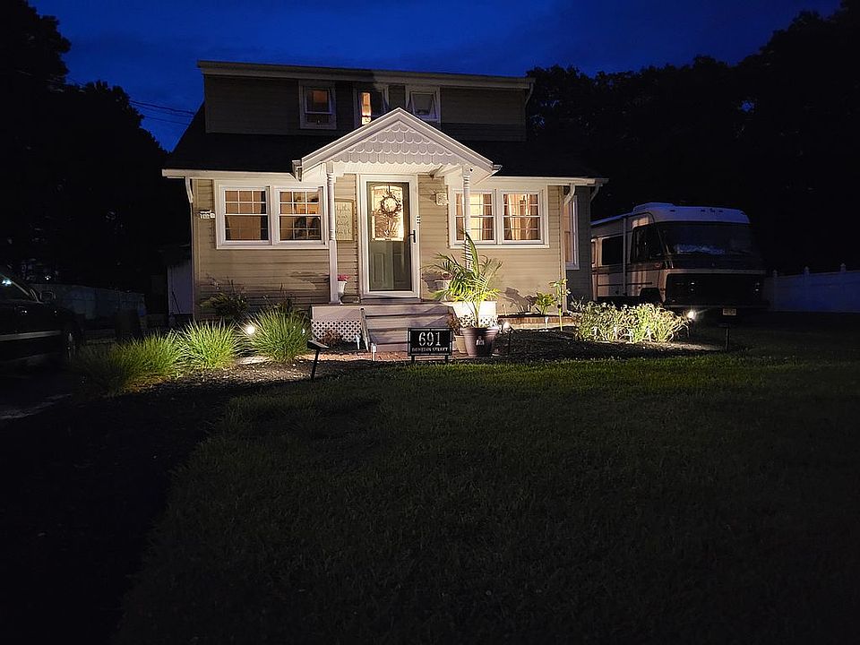 1st image of 691 Dunedin St