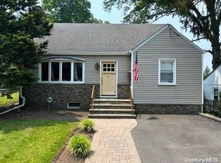 9 Huron St, Glen Head, NY 11545