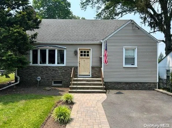 9 Huron Street, Glen Head, NY 11545