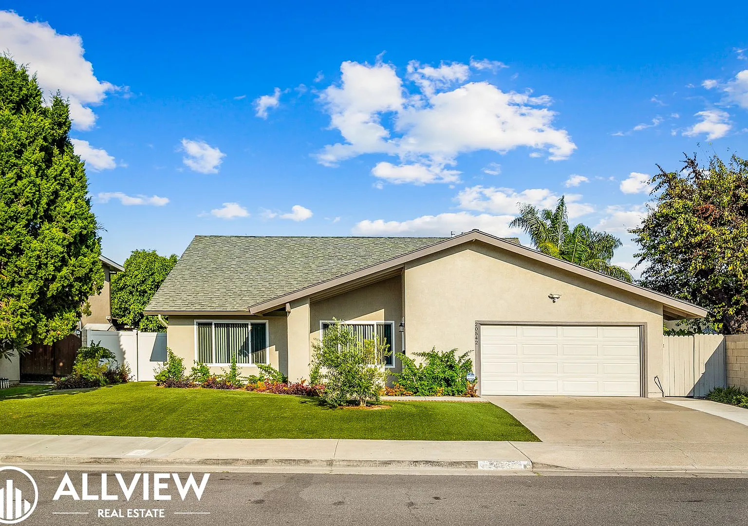 Welcome to this stunning 5-bedroom, 4-bathroom home located in the desirable Huntington Beach nei... — Photo 1