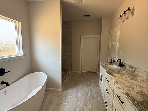 4th image of 531 Madeleine Cir