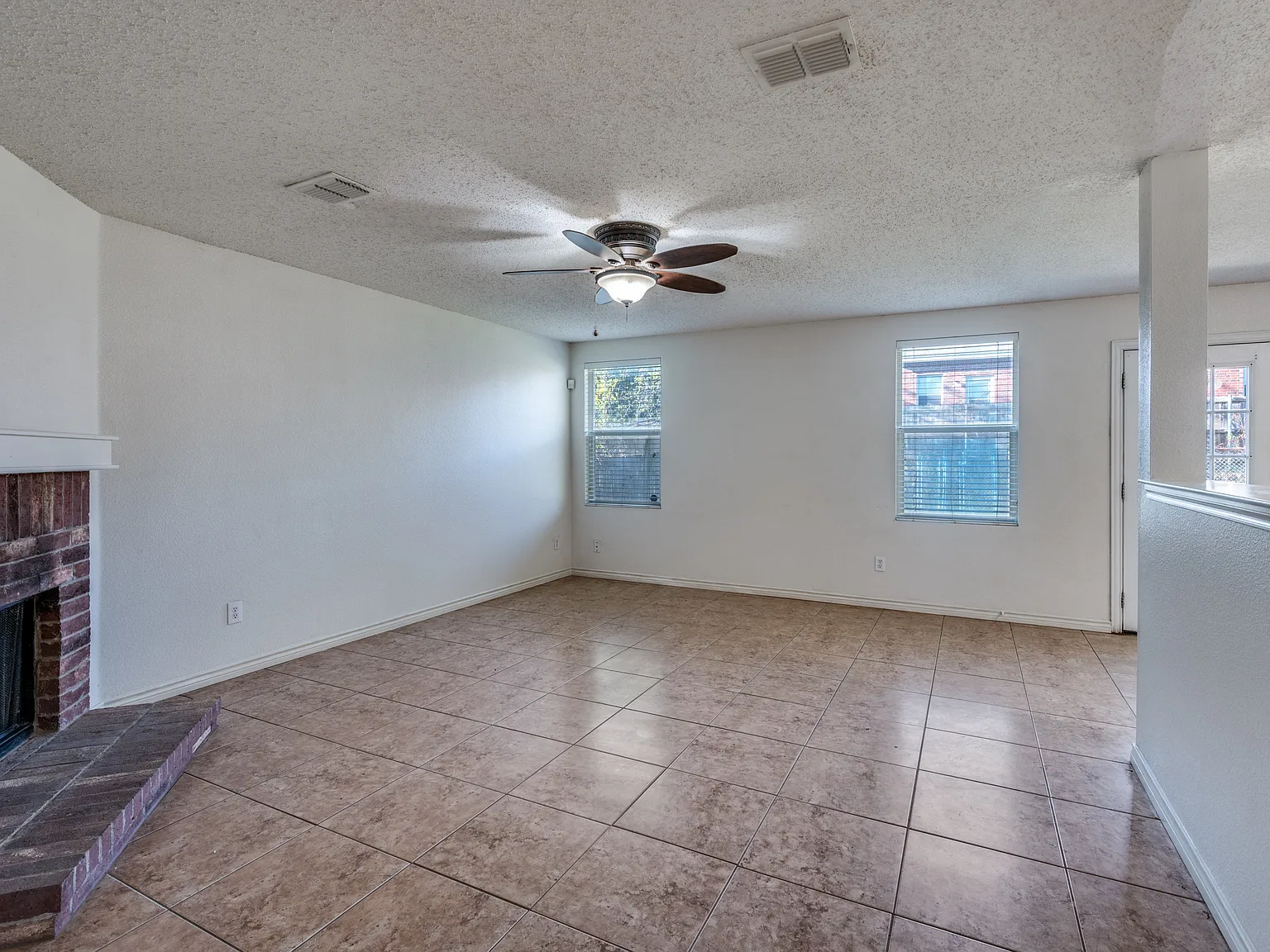 4 bed, 2.5 bath, 2606 sqft, $2,800 — Photo 4