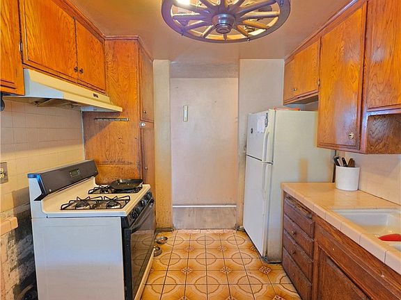 3rd image of 12933 Goleta St