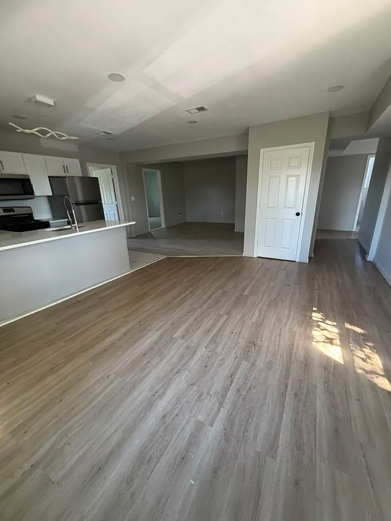 4 bed, $2,600 — Photo 3