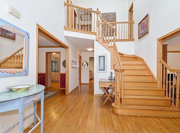 2nd image of 2219 Schiller Ave