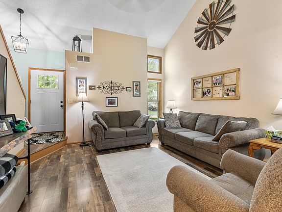 2nd image of 707 Redwood Ct