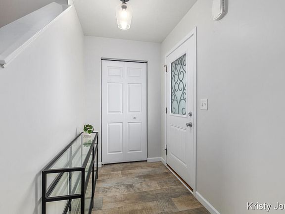 3rd image of 426 Oak View Dr