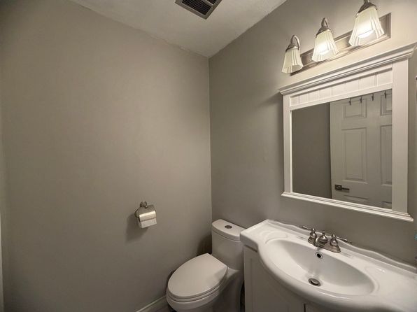3 bedroom rental in Surrey — photo 31