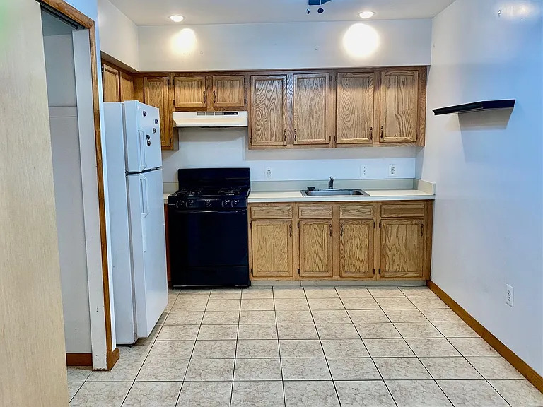 1604 Catharine St — Photo 2