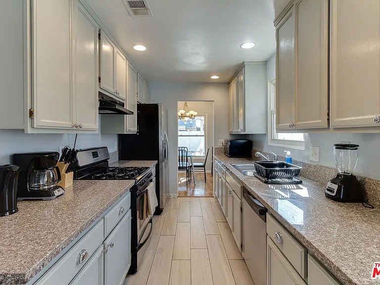 7858 Jamieson Ave — Photo 11