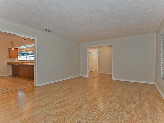 5th image of 218 Hidden Lake Dr