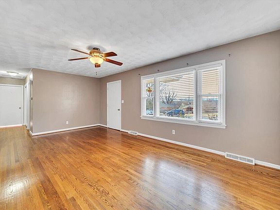 5th image of 5923 Village Ln