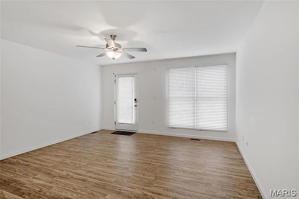3 bed, 2.5 bath, 1380 sqft, $2,300 — Photo 2