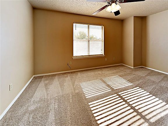 4th image of 123 Country Bend Dr