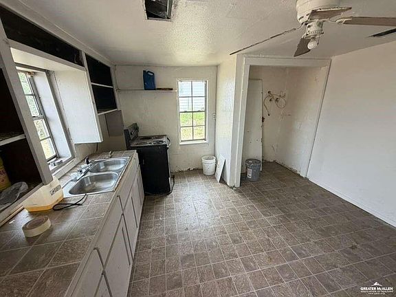 3rd image of 815 N Extrumberto Solis St