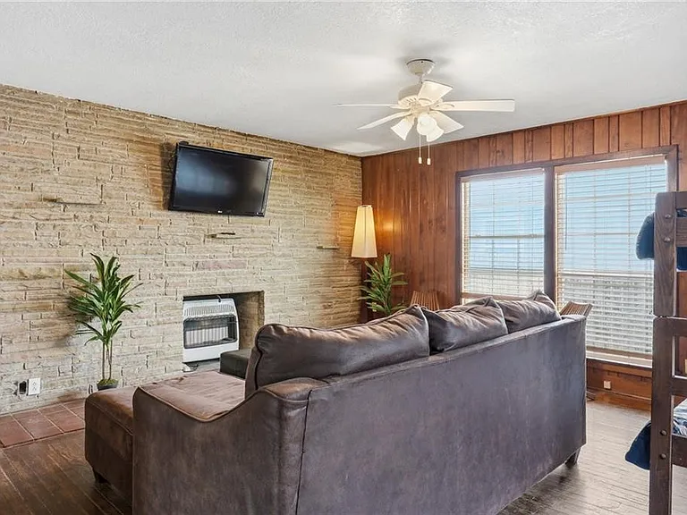 651 W Wilson Ave — Photo 23