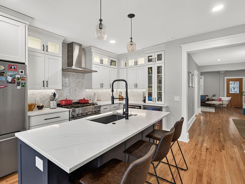 1st image of 419 2nd St NE