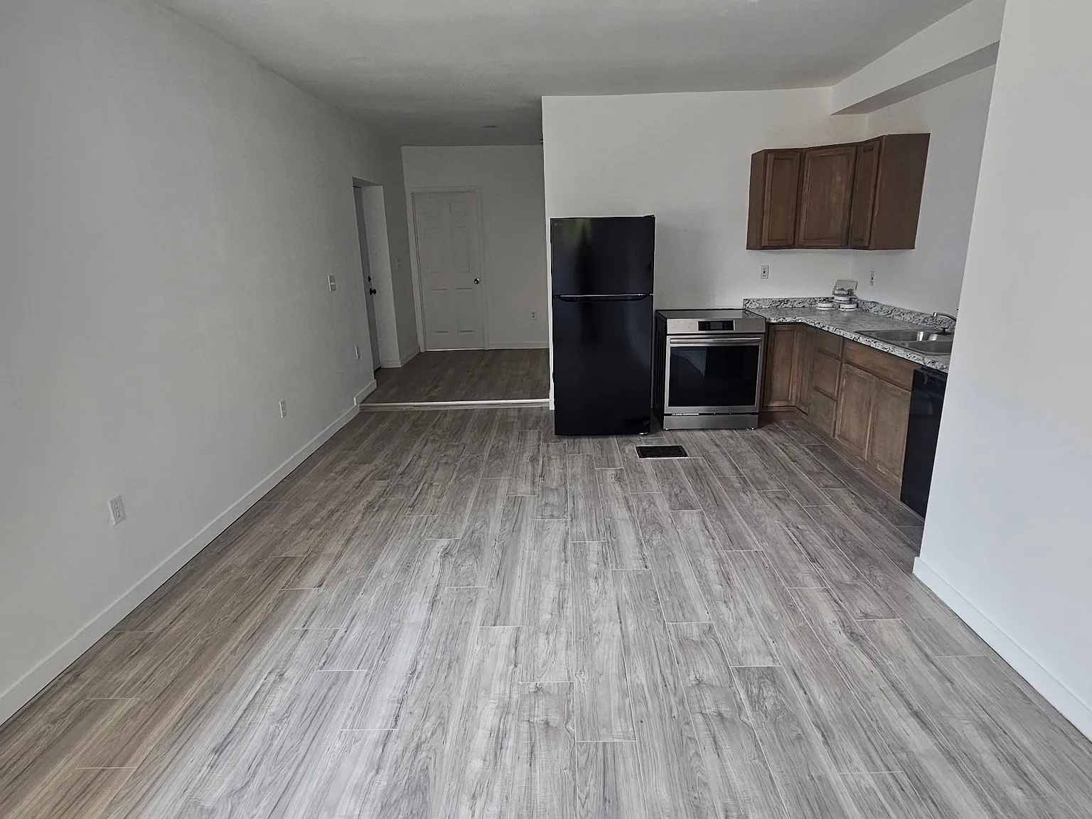2 bed, 800 sqft, $1,300 — Photo 1