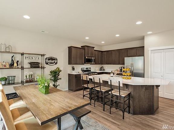 Modern Kitchen & Dining Area