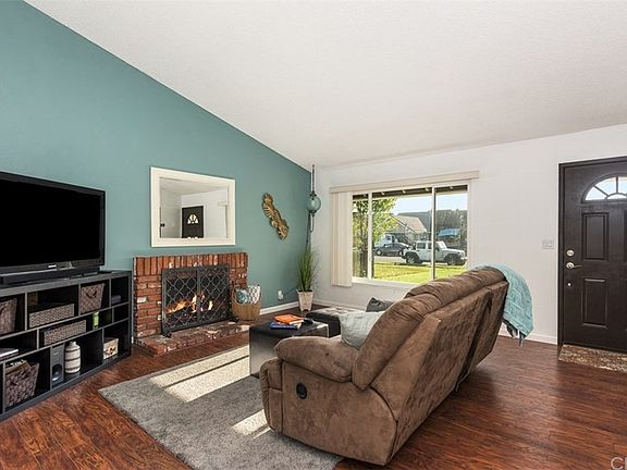 3rd image of 1219 N Willamette Dr