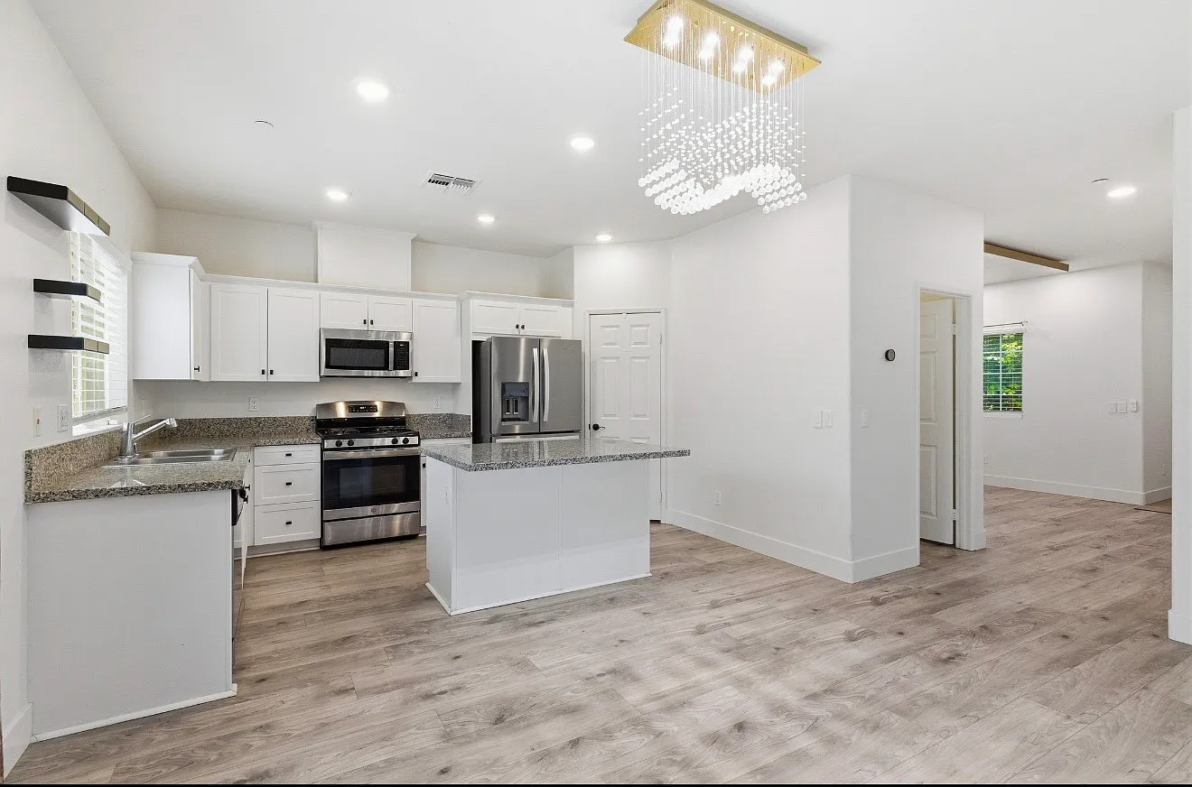 4 bed, 2.5 bath, 1900 sqft, $2,950 — Photo 4