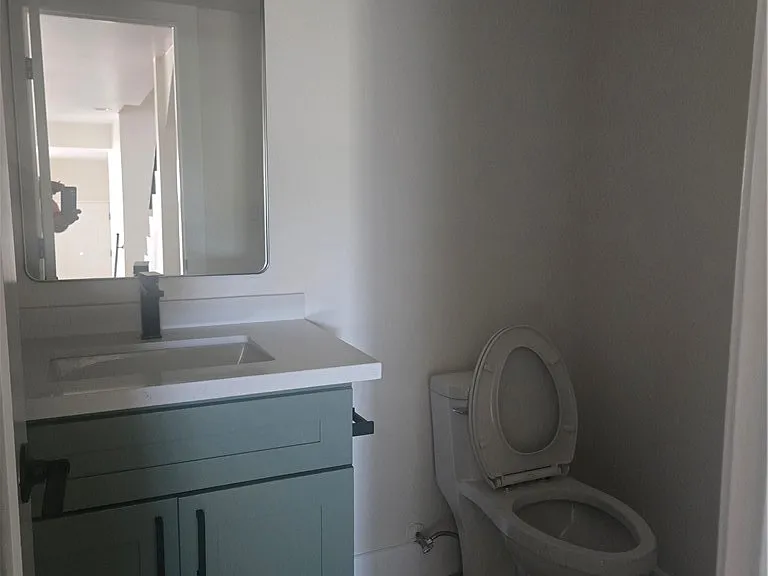 15137 Magnolia Blvd #C — Photo 7