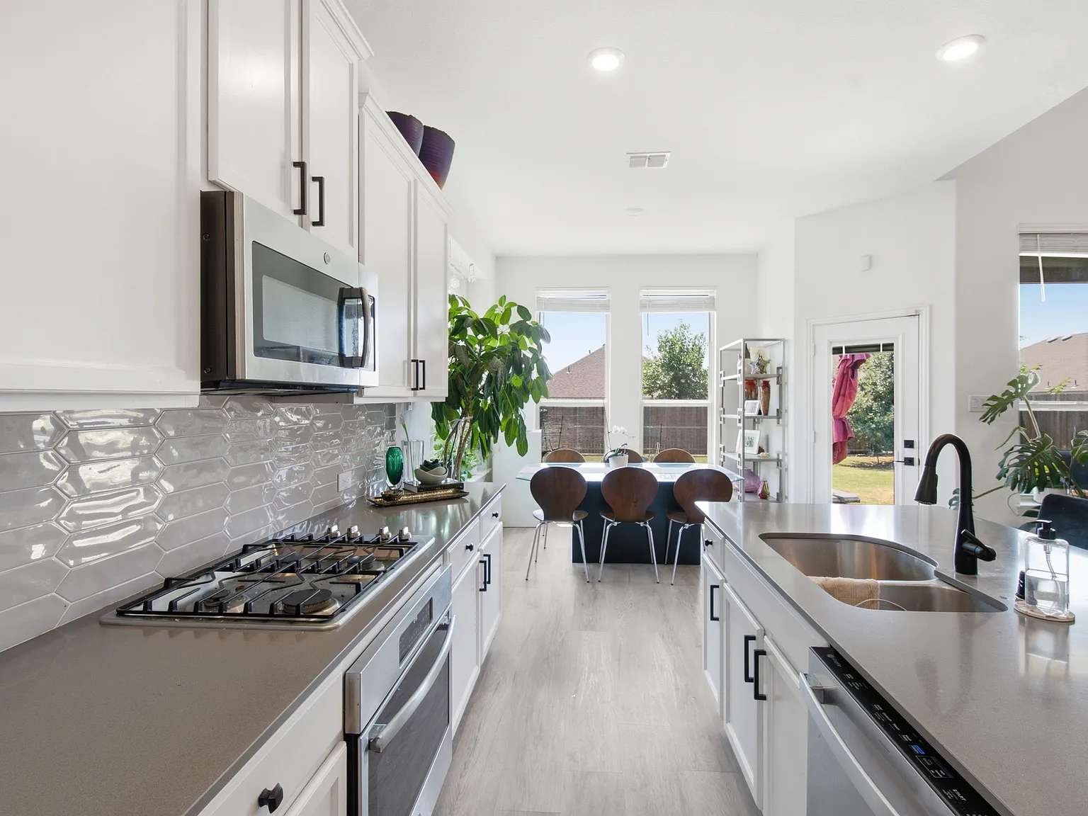 4 bed, 3.5 bath, 3276 sqft, $3,500 — Photo 3