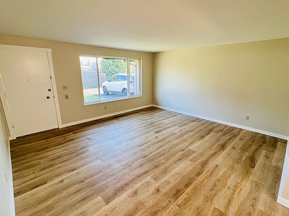 5th image of 1006 W Pioneer