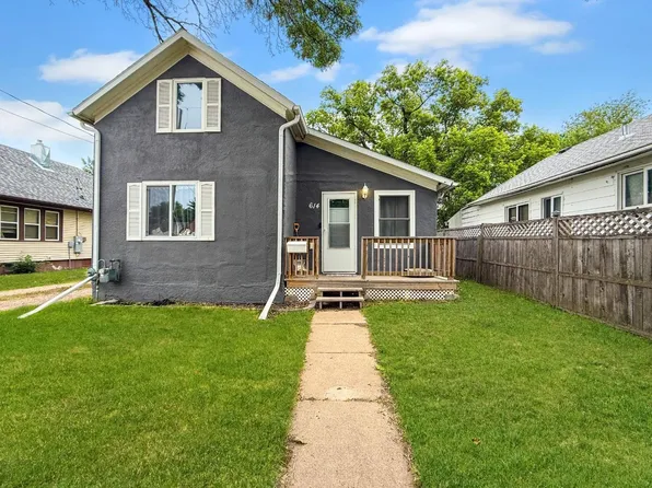 614 1st St NW, Minot, ND 58703