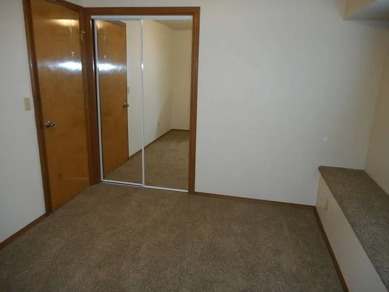 2377 Edgehill Ct S — Photo 9