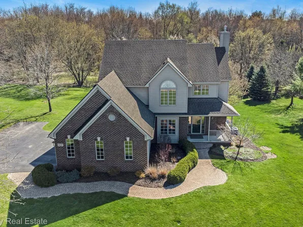 8537 Saddlewood Dr, Brighton, MI 48116