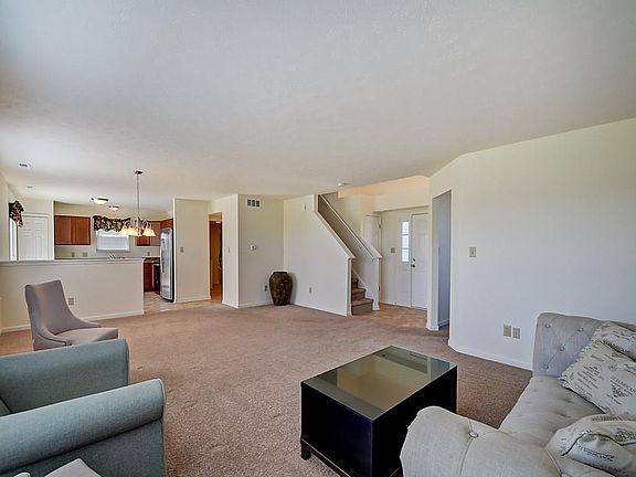 4th image of 485 Pebble Dr