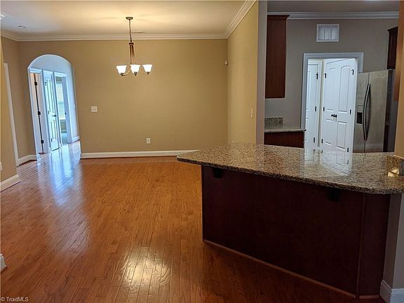 3rd image of 123 Chestnut Bend Dr