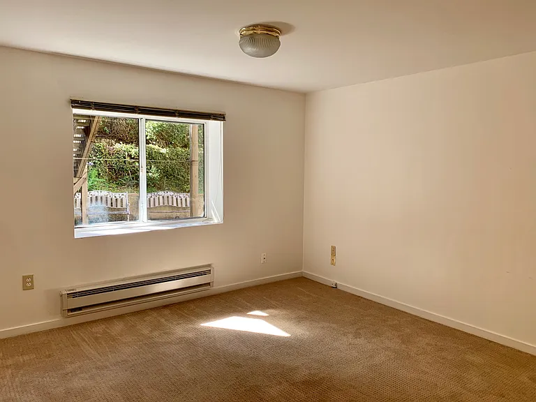 601 Myra Way — Photo 3