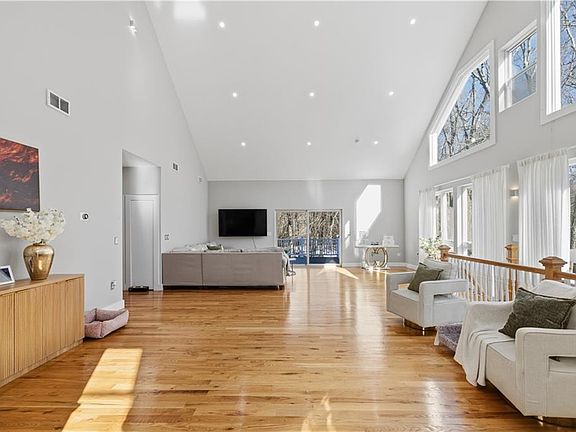 5th image of 270 Brayton Rd