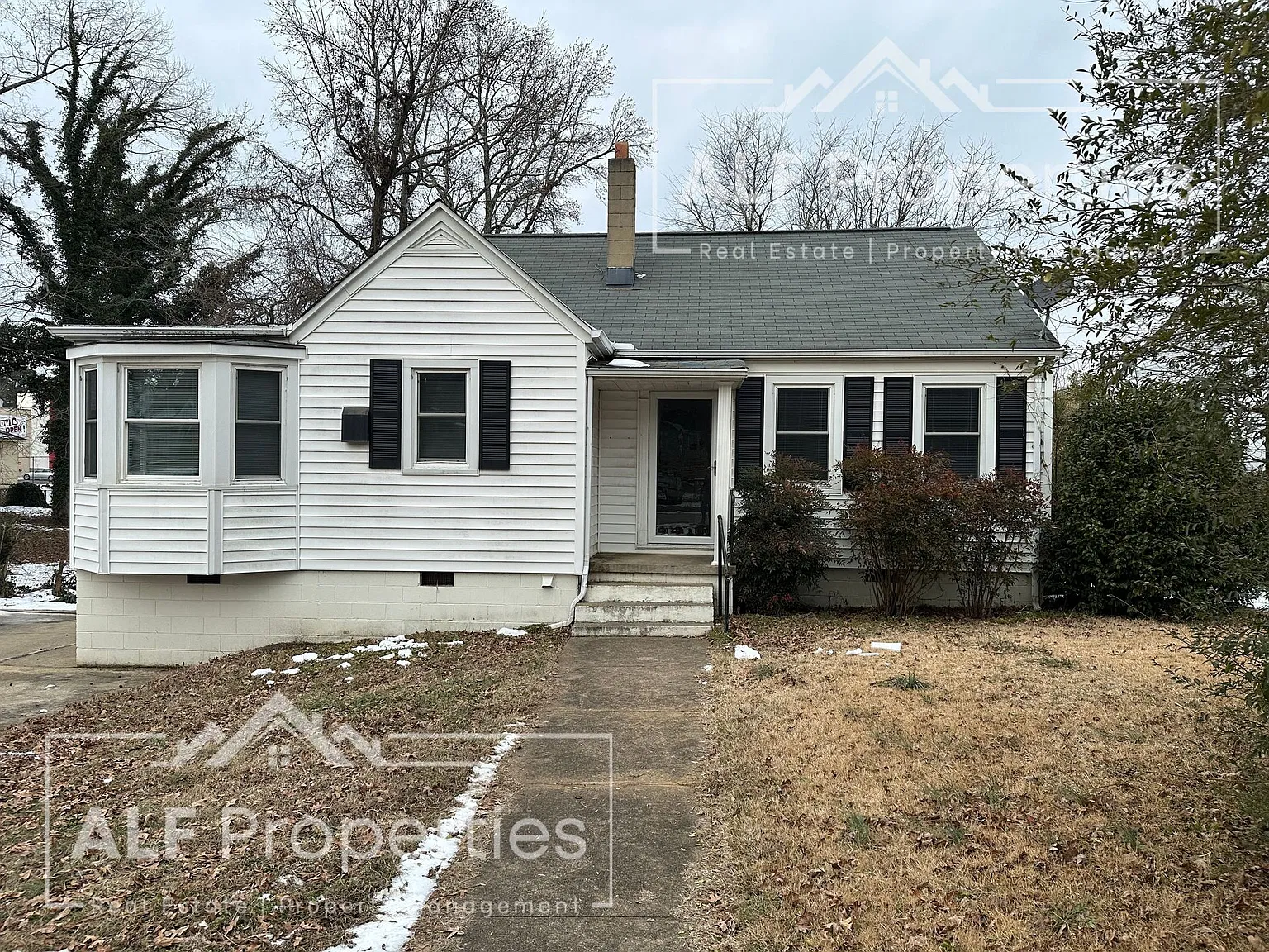 Charming and Spacious 2-Bedroom, 1.5-Bathroom Rental in Henderson, NC — Photo 1