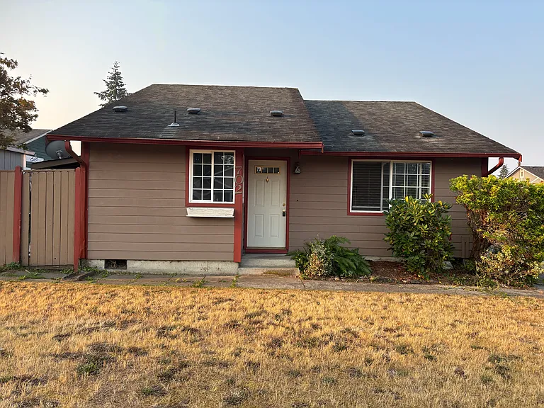702 Salzburg Ln SE — Photo 1