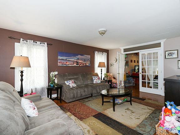 4th image of 22 E Lyons St