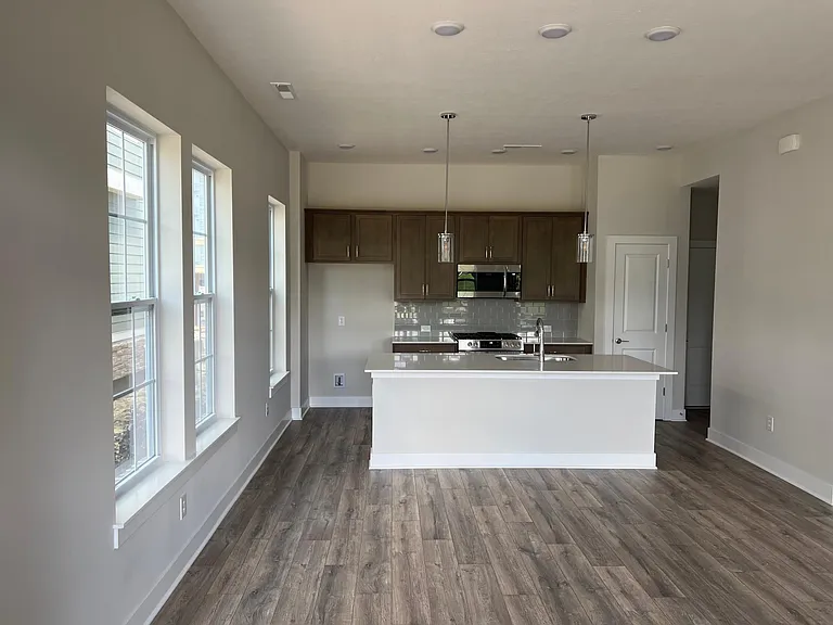 1050 Valentine Ln — Photo 6
