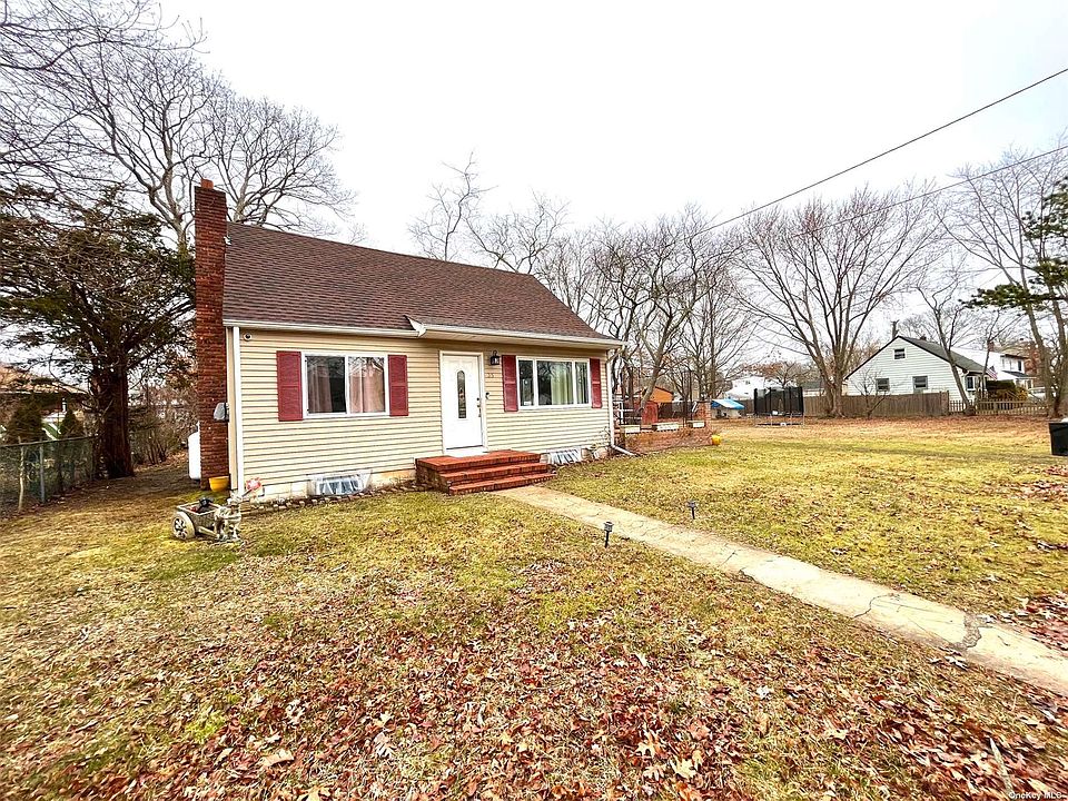 35 Schenk Dr Shirley NY Zillow