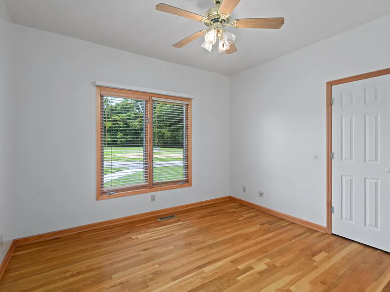 1221 Hawthorne Ln — Photo 19