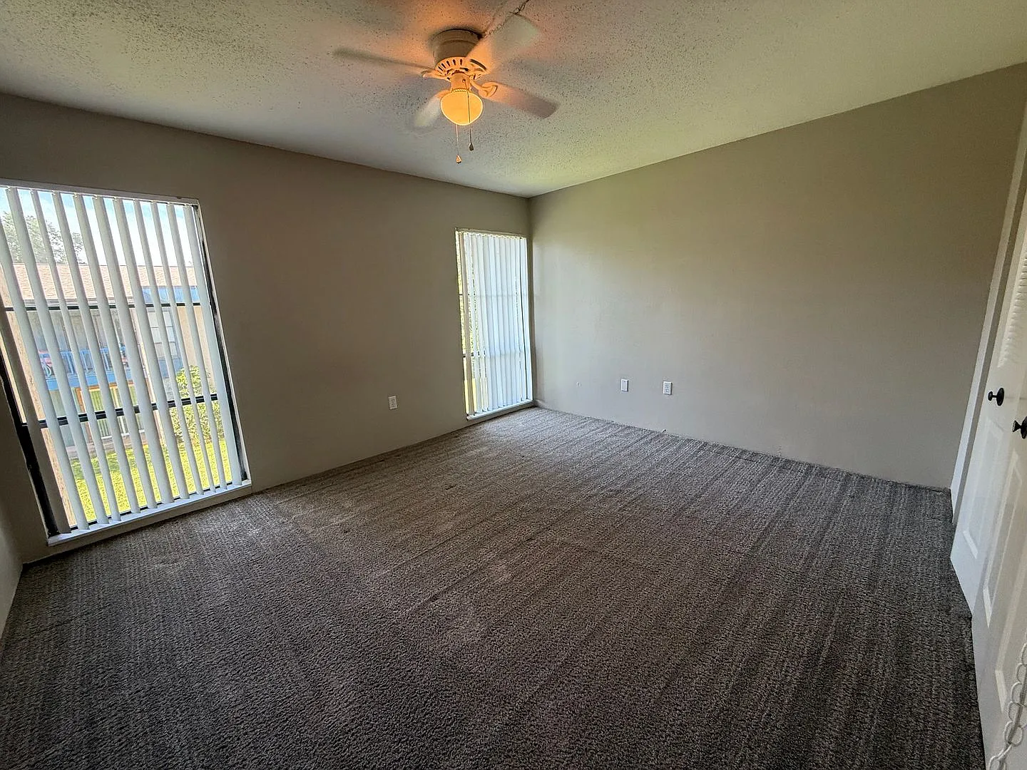 * Move In Special * 1/2 Off 2nd Month's Rent!! Spacious 876 Sf Unit - 2 Bd / 1 Ba Near Uf - Brand... — Photo 2