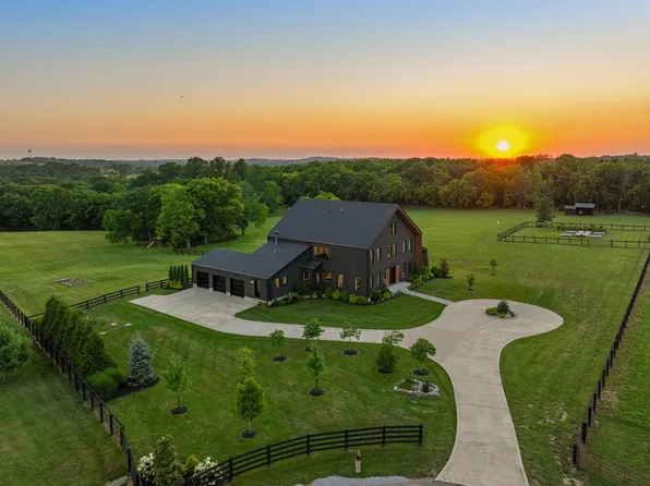 689 Sarah Blake Ln, Versailles, KY 40383