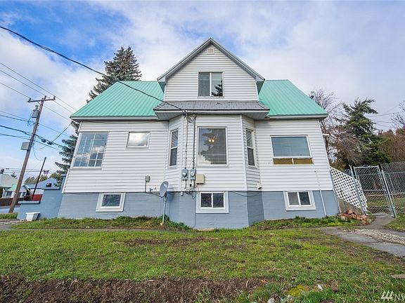 Side view of the 3 unit building. Has nice yard, fenced back yard and sidewalks around the 2 buildings. 