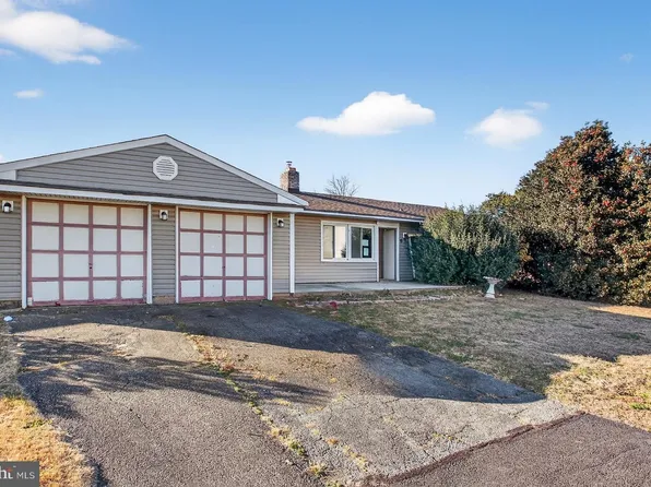 6 Field Ln, Levittown, PA 19055